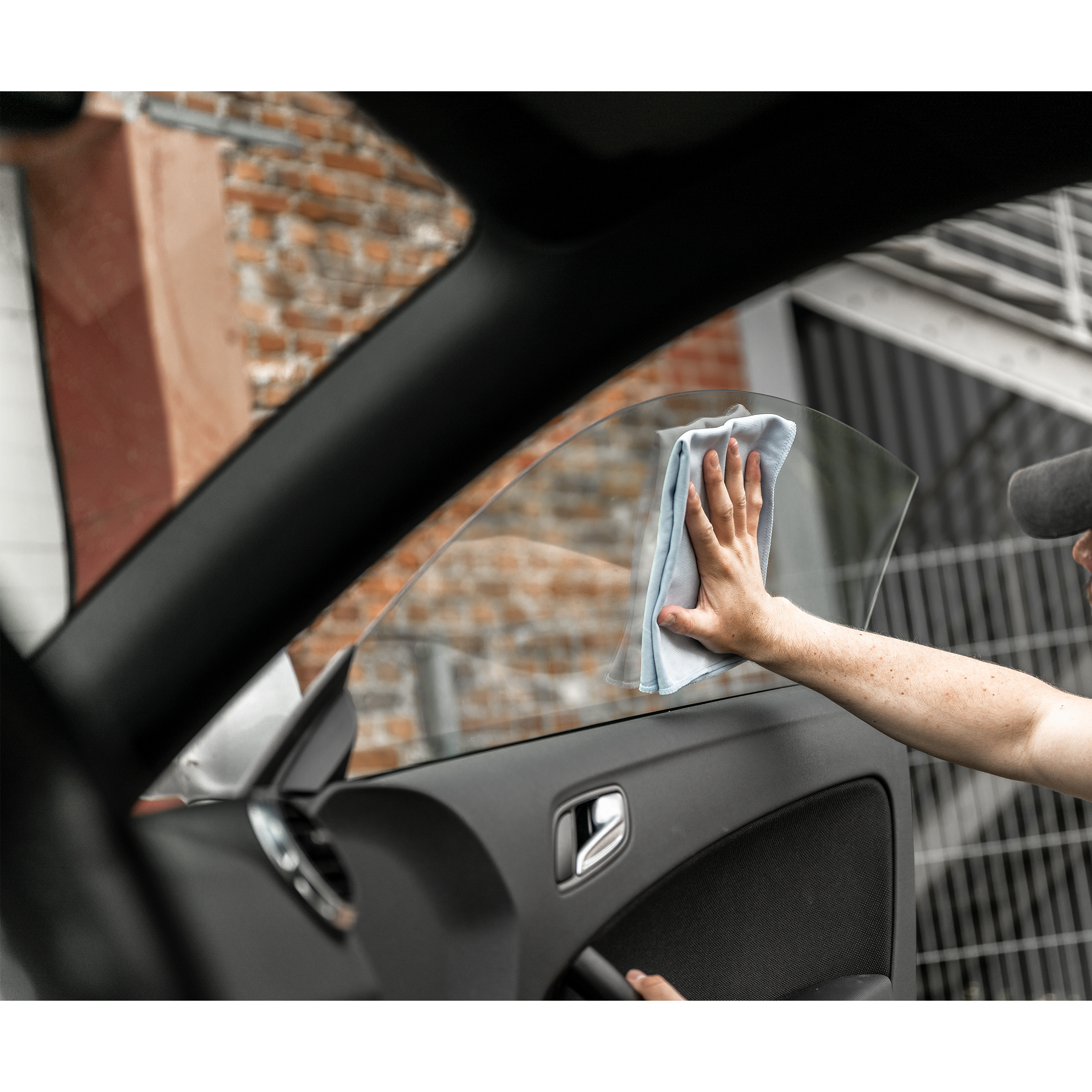 Alle Glasflächen und Spiegel in und am Auto reinigen