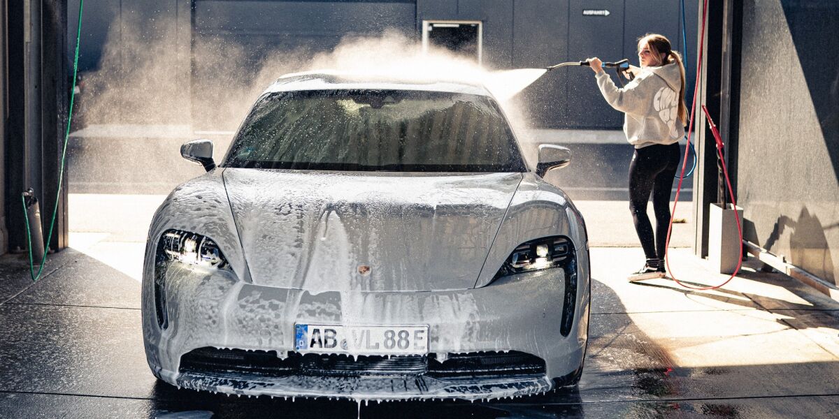 Silvesterschäden am Auto: So beseitigst du sie schonend - Silvesterschäden am Auto: So beseitigst du sie schonend