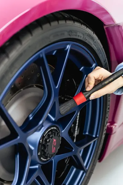Felge wird mit Detailpinsel gereinigt