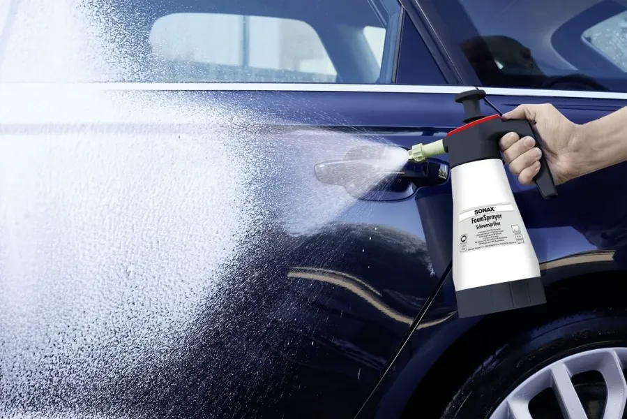 Vorwäsche mit Schaum zum Ablösen von Pollen