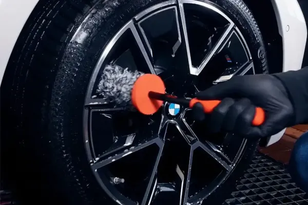 Nuke Guys Felgenbürste Ultra Flat: So bleiben deine Felgen makellos - Nuke Guys Felgenbürste Ultra Flat: Test &amp; Anwendung