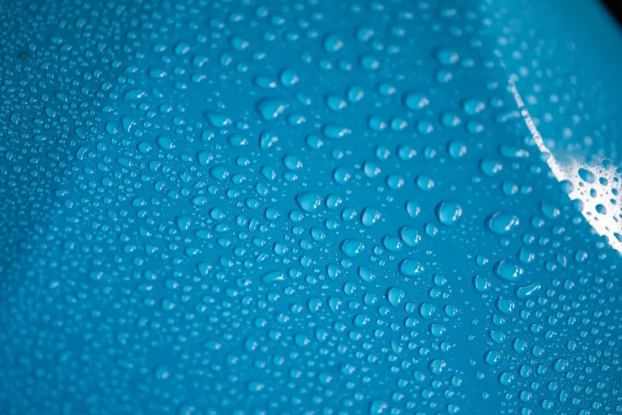 Wasser perlt auf frisch versiegeltem Lack ab