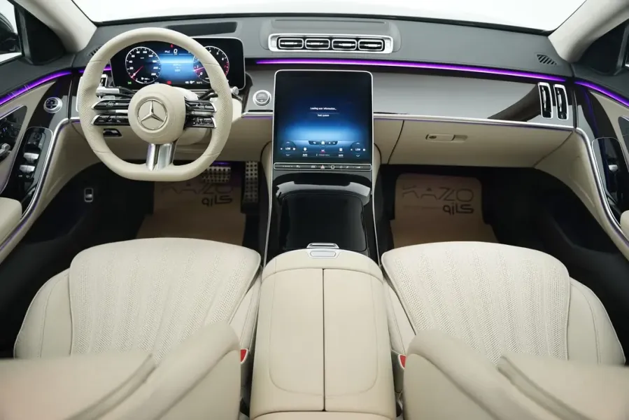 Cockpit einer Mercedes-Limousine mit zentralem MBUX-Display