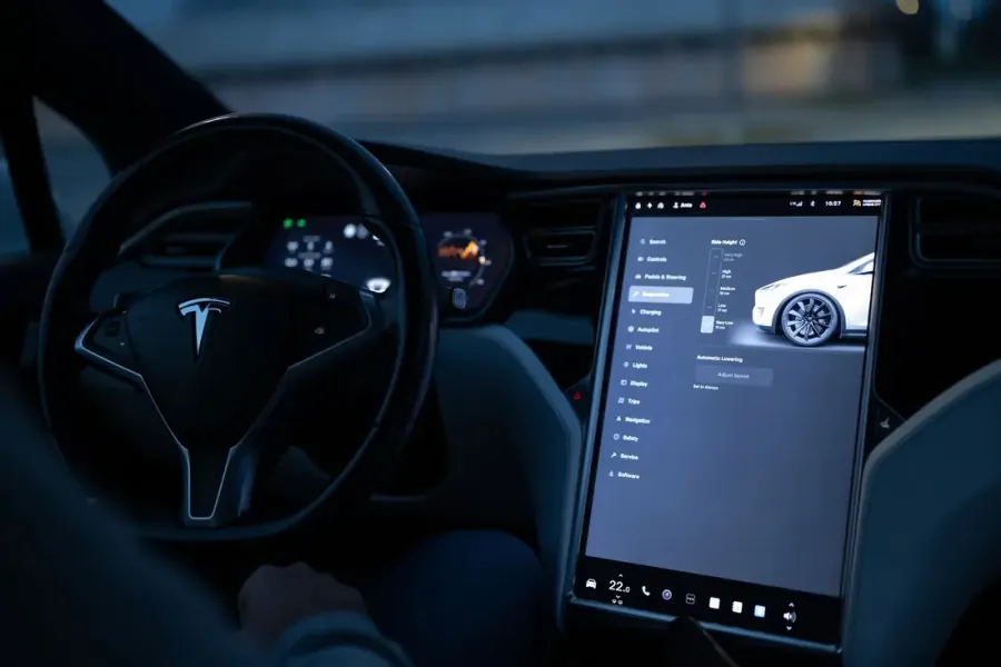 Touchscreen eines Tesla mit geöffnetem Einstellungsmenü