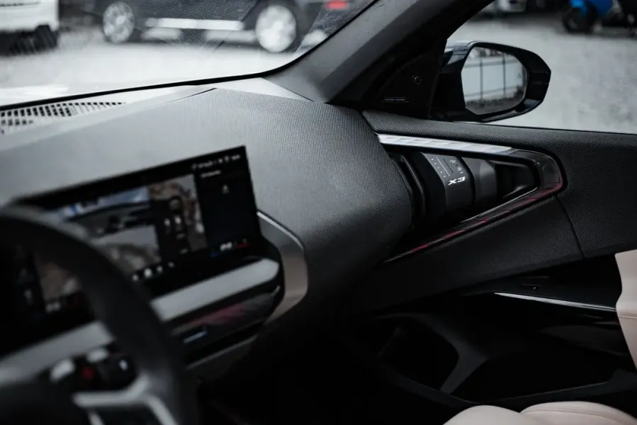 Cockpit eines BMW mit gebogenem Control Display