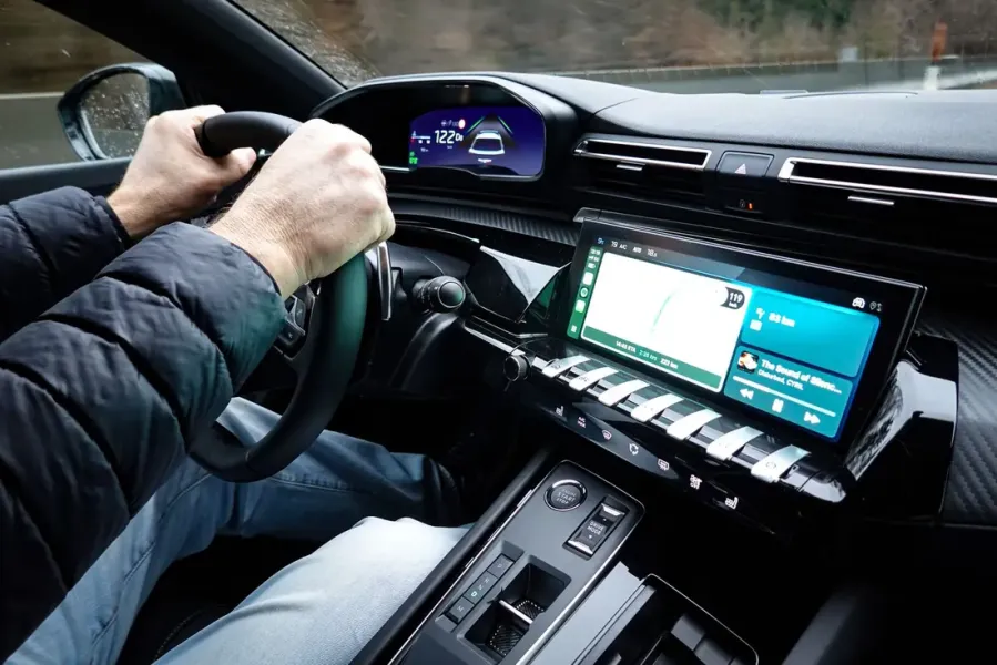 Cockpit mit Fahrerdisplay und zentralem Touchscreen während der Fahrt