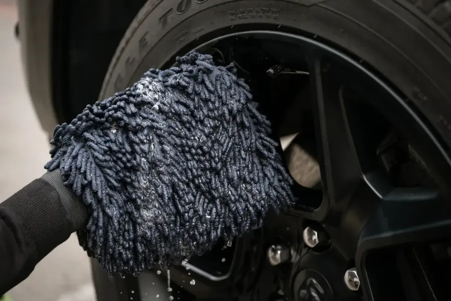 Felge wird mit einem eigenen Waschhandschuh gereinigt