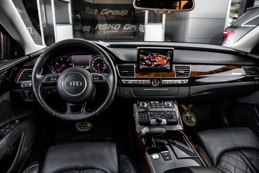 Cockpit eines Audi mit MMI-Display in der Mittelkonsole
