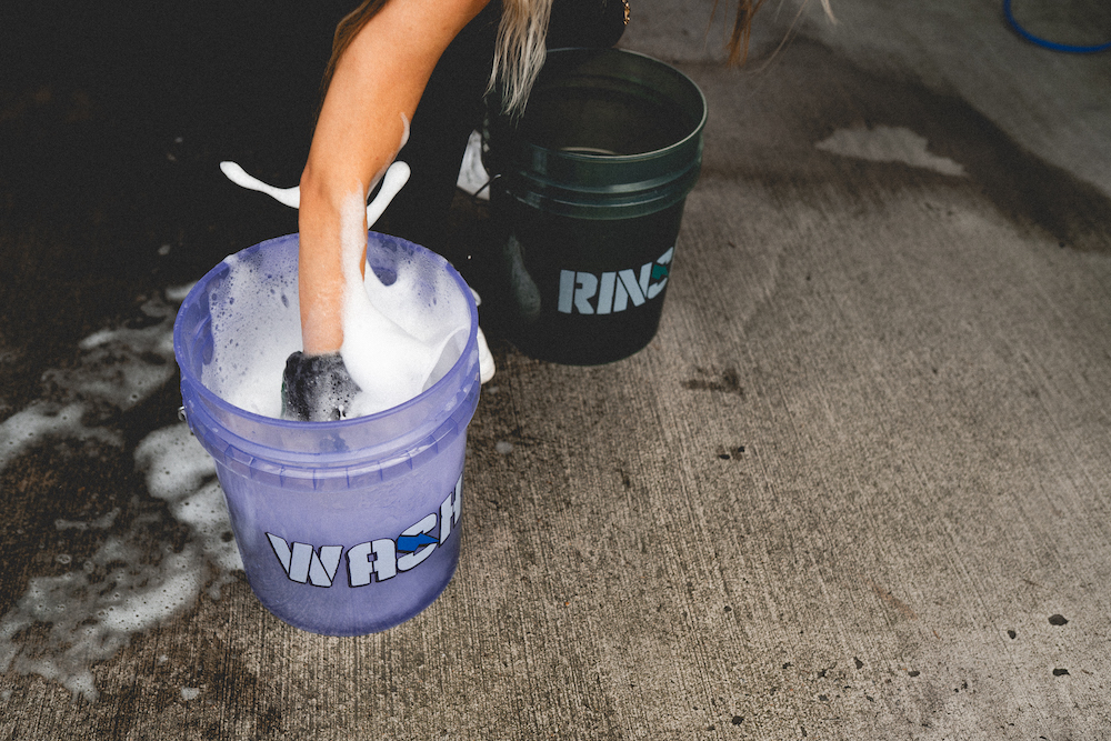 Zwei Eimer mit Shampoo und Klarwasser für die kratzfreie Autowäsche