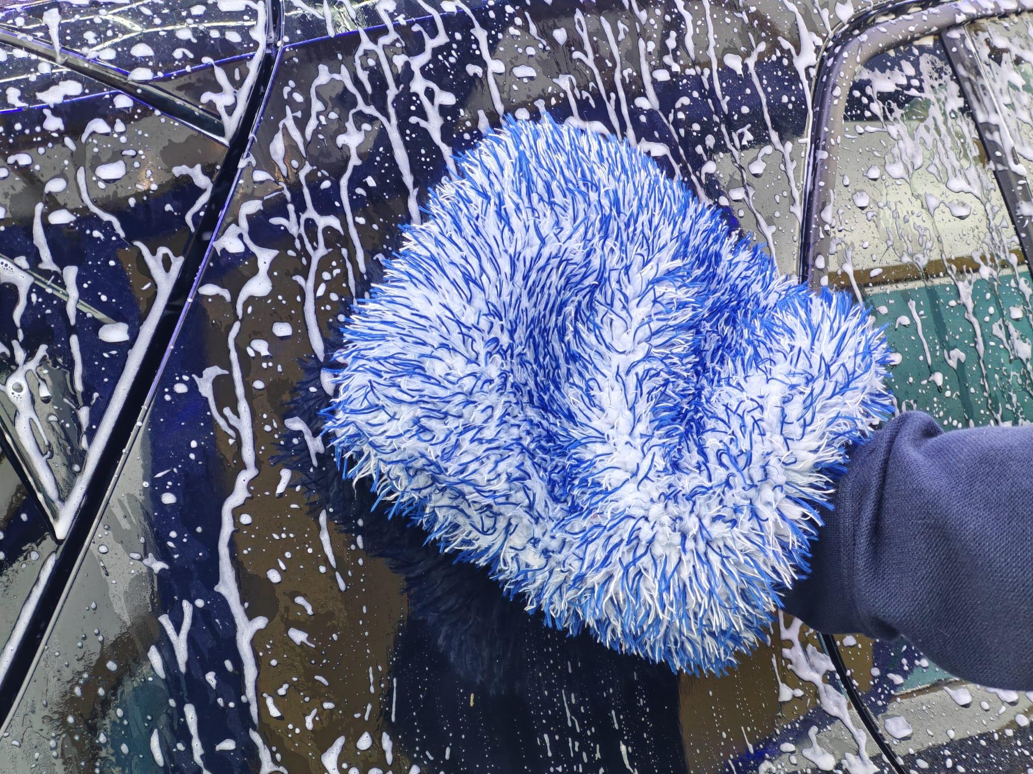 Handwäsche eines Autos mit Waschhandschuh