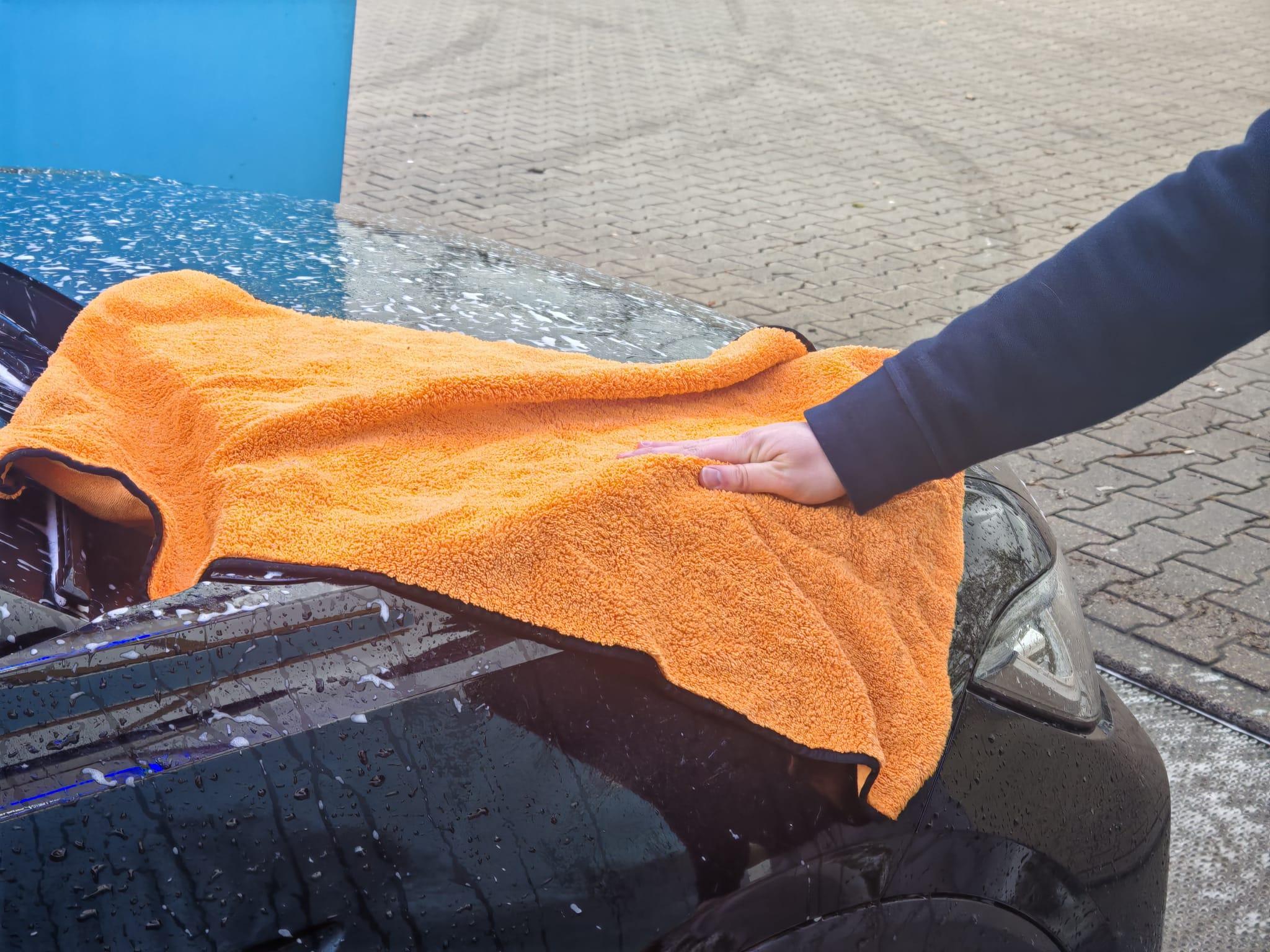 Auto selbst waschen: Anleitung für die richtige Autowäsche