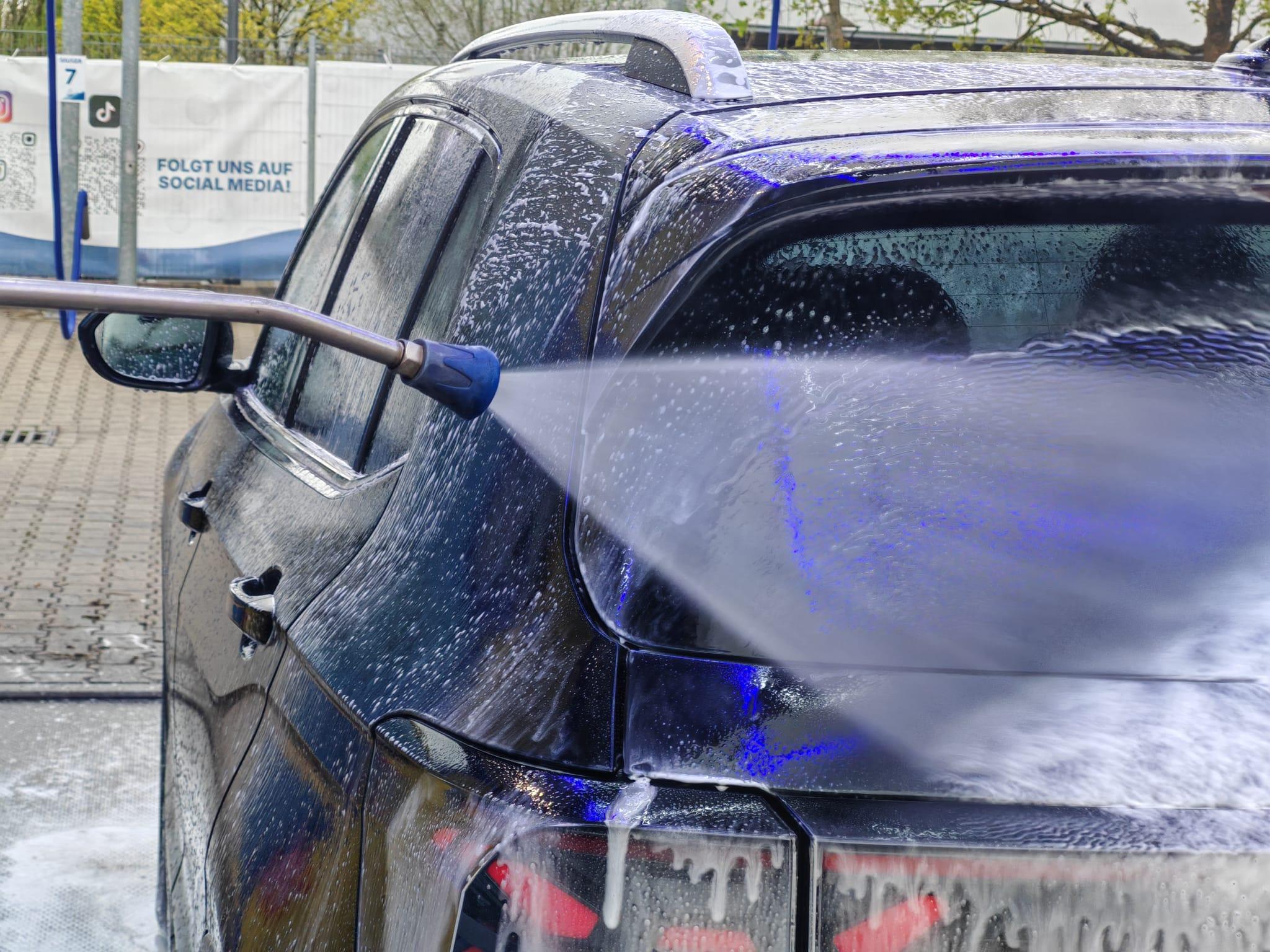 Vorwäsche eines Autos mit Wasserstrahl oder Snow Foam