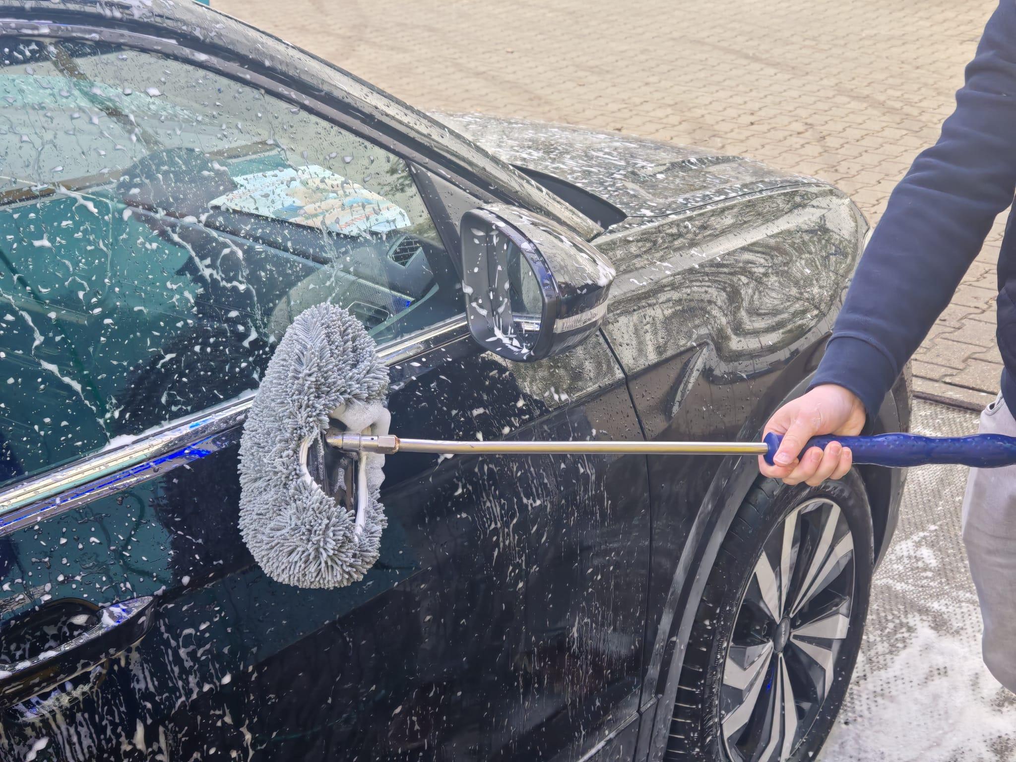 Vergleich zwischen Waschanlage und Handwäsche am Auto